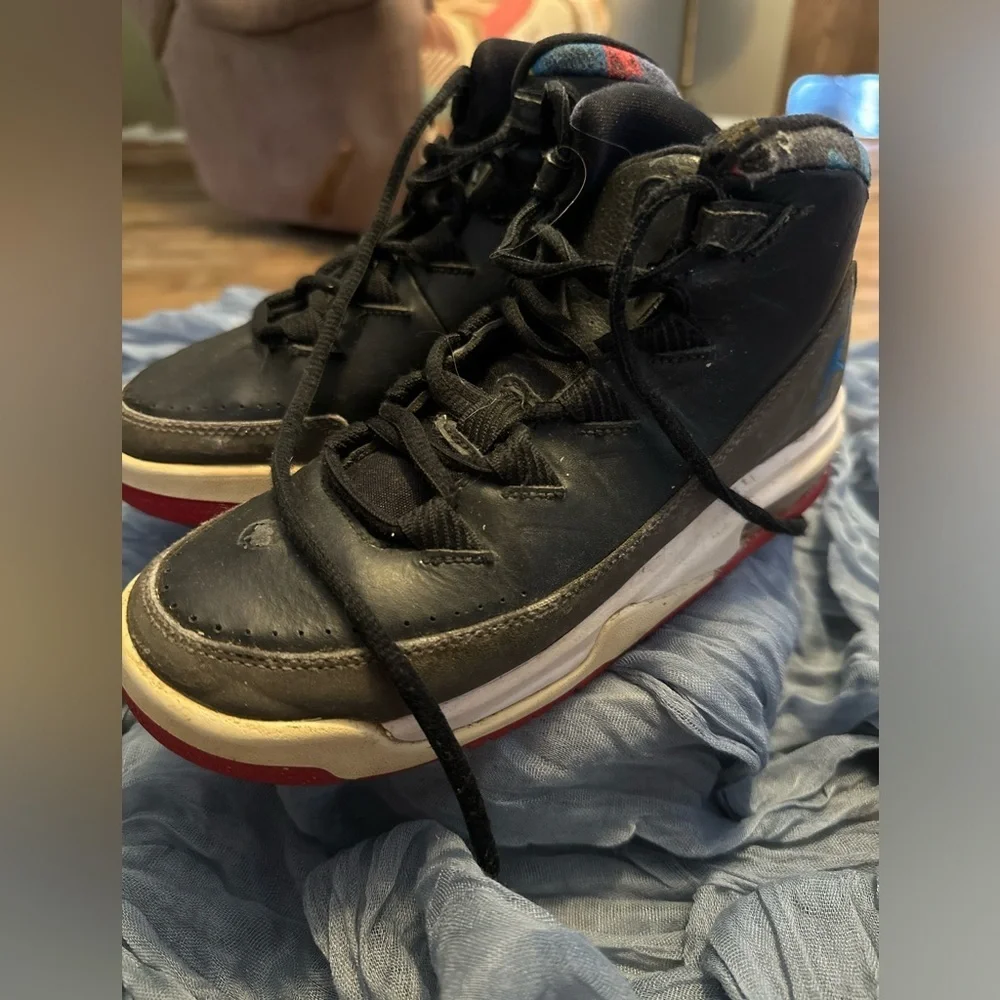 Nike Air Jordan Deluxe Black/Grey/Red/Blue #807718-035 Youth Sz 3.5 - Picture 1 of 4